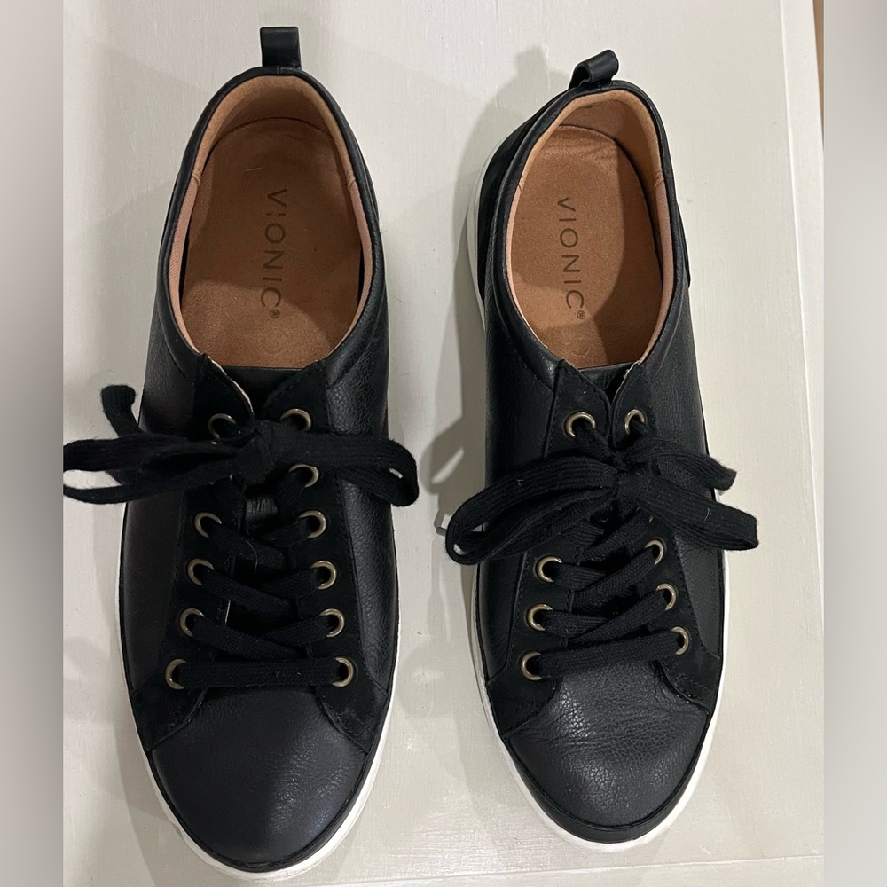 Vionic Women’s Black Leather Nubucks